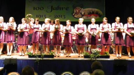 Sie präsentieren die SG Schwabegg in ihrem Jubiläumsjahr: die 16 Festdamen, die während des Festabends in der Schwabmünchner Stadthalle feierlich vorgestellt wurden. 
