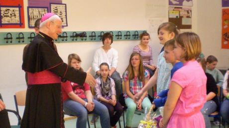Bischof Konrad Zdarsa freute sich über die Einladung an die Realschule und nahm sich für die Schwabmünchner Schüler viel Zeit.  
