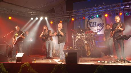Die Rockband Village heizte zum Auftakt des Staudenfestes in Walkertshofen dem Publikum ordentlich ein. 
