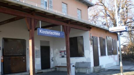 Selbst bei Sonnenlicht betrachtet, gibt der Bahnhof in Klosterlechfeld kein einladendes Bild ab. Doch die Planungen für die Sanierung des Gebäudes und den Umbau des Areals sind in vollem Gange.