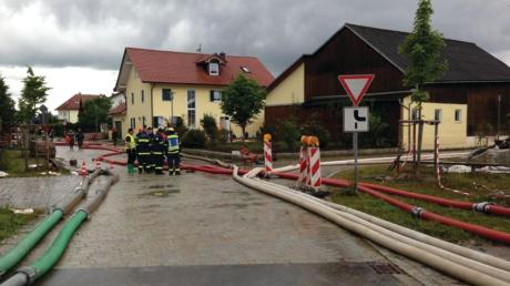 Im Stadtteil Fischerdorf (Deggendorf) sind im Moment mehrere Hochleistungspumpen des THW und der Feuerwehr im Einsatz.