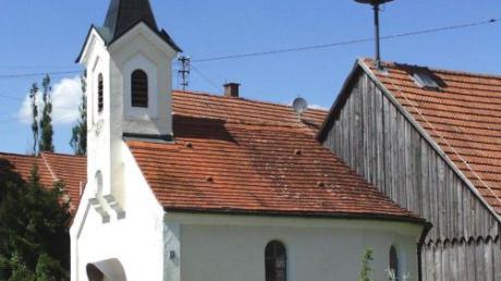  Das kleine Kirchlein auf dem „Landherrhof“ in Rielhofen ist Johannes dem Täufer geweiht.   

