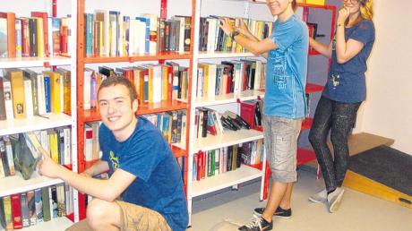 In einer ehemaligen Rumpelkammer wurde eine schöne Bibliothek mit mehr als 900 Büchern eingerichtet. Hier im Bild (von links) Michael aus Schwabmünchen, Marcel aus Großaitingen und Katja aus Graben.