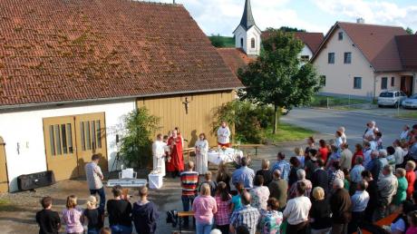 Zum Namenstag des Kapellenpatrons Johannes der Täufer feierte Pater Aurelian Ziaja vor dem Rielhofener Kirchlein einen Freiluftgottesdienst.   

