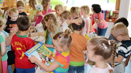 In der Von-Imhof-Kindertagesstätte in Untermeitingen hat eine Bücherei für Kinder eröffnet. Der Andrang war groß.  

