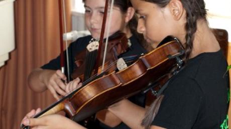 Auch der junge Geigennachwuchs zeigte, was er in der Bobinger Musikschule gelernt hat.  
