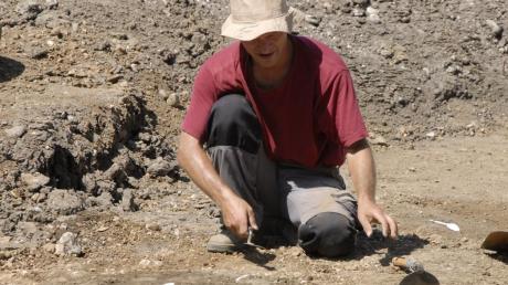 Mit kleinen Spachteln arbeiten die Grabungshelfer bei brütender Hitze die Fundstellen heraus. 