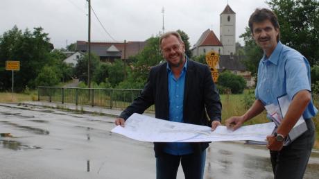 Die Planungen für den Neubau der Schmutterbrücke in Münster erläutert Jürgen Lutz, der Sachgebietsleiter Tiefbau im Landratsamt Augsburg (rechts), Mickhausens Bürgermeister Hans Biechele.  

