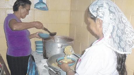 In El Salvador half die 19-Jährige in einer Obdachloseneinrichtung aus. Auch die Essensverteilung, was auf diesem Bild zwei Mitarbeiterinnen erledigen, gehörte zu ihrem Tagesgeschäft. 