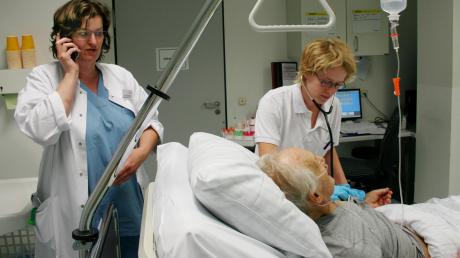 Chirurgin Erika Hirschbeck (links) und ihre Kollegin Dr. Marlene Schwager (rechts) betreuen in der Notaufnahme einen Patienten. 
