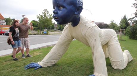 Die Skulptur „Little Blue Baby“ des Friedberger Künstlers Wolfgang Auer steht jetzt für vier Monate im Stadtzentrum von Königsbrunn. Laut Zentrumsplanung soll in diesem Bereich später das Kulturhaus der Stadt entstehen.  
