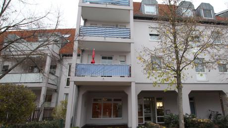 In dieser Wohnanlage an der Gartenstraße in Königsbrunn starb am 13. November 2012 ein 39 Jahre alter Mann, nachdem ihn seine Lebensgefährtin mit einem Messer attackiert hatte.