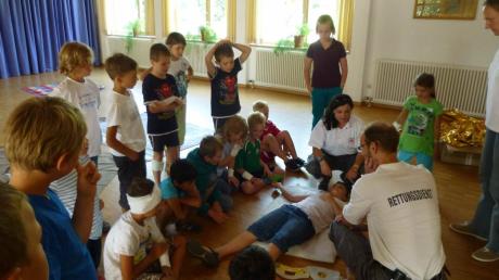 Stephan Holler und seine Kollegin Monika Lieb von der Rettungswache Schwabmünchen zeigten den Kindern, wie man Erste Hilfe leistet.