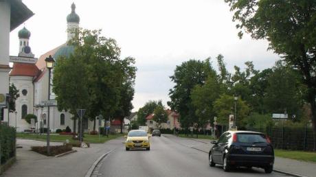 10000 und mehr Fahrzeuge fahren an manchen Wochentagen durch Klosterlechfeld.  
