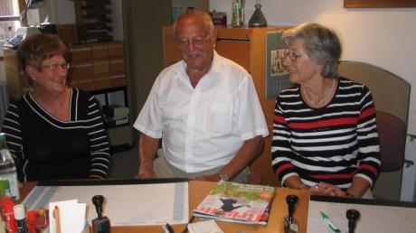 Hans Wutzlhofer legt nach 27 Jahren sein Amt als Bibliotheksleiter nieder. Mit ihm verabschieden sich auch seine Frau Lissy (rechts) sowie die langjährige Mitarbeiterin Wanda Pfeiffer. 
