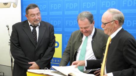 Johannes Pabst, Wolfgang Heubisch und Hermann Tönnesen (von links) beim 30. Jubiläum des FDP-Ortsverbands.  

