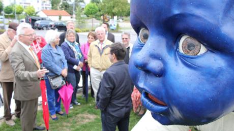 Der Friedberger Bildhauer Wolfgang Auer erläuterte vor seiner Plastik „Blue Baby“, die einige Monate im Zentrum von Königsbrunn steht, seine Intentionen als Künstler und verriet dabei auch einiges über die Entstehung des Werks. Mit Deutungen hielt er sich aber zurück. 
