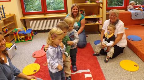 Jede Menge Spielsachen, Spielkameraden und viel Platz: Die Kleinen haben sichtlich Spaß in der Krippe im Kindergarten Mickhausen.   


