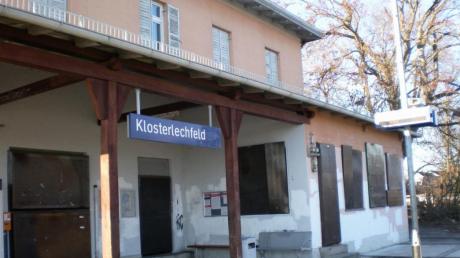 Neben dem Bahnhofsgebäude von Klosterlechfeld soll eine neue Gemeindehalle gebaut werden. 
