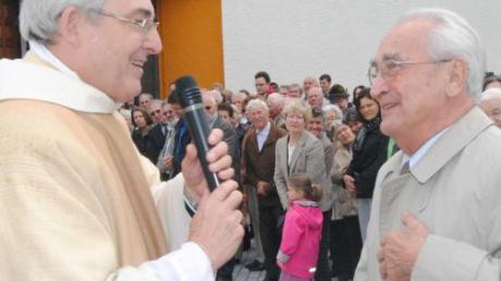 Monsignore Florian Schuller (links) dankte dem Spender, Konrad Burr, ehemals Lehrer und Schulleiter in Straßberg, für den neuen Brunnen.