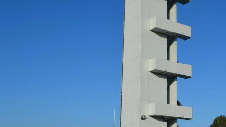 Der knapp 25 Meter hohe Schlauchturm überragt den fünf Millionen Euro teuren Neubau; die Balkone bieten die Möglichkeit, Rettungsaktionen aus großer Höhe realistisch zu üben.   

