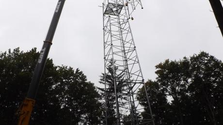 60 Meter hoch ist der neue BOS-Funkmast in Walkertshofen. 54 Meter misst der Turm, 6 Meter hoch ist die Antenne.“  
