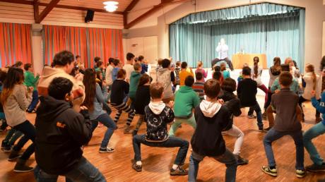 Kung-Fu-Übungen führten im Laurentiushaus in Bobingen Sechstklässler an spannenden Lesestoff heran. 
