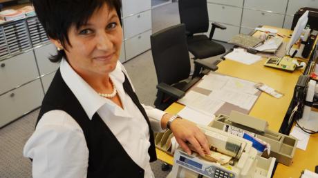 ...,900, 950, 1000 Euro: Der Automat zählt für Birgit Wöhrer den Gewinn des Bilderrätsels. Und der steht direkt an ihrem Arbeitsplatz, einer Bank in Untermeitingen. Dort überraschte unsere Zeitung sie mit dem Geldsegen. 
