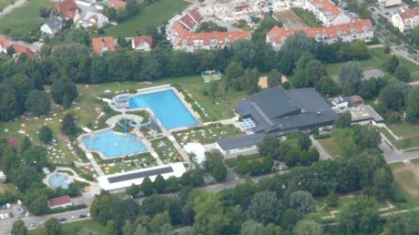 Das Aquamarin mit dem Freibad (links) und dem Hallenbad (rechts) ist ein Juwel der Freizeitgestaltung in Bobingen.  
