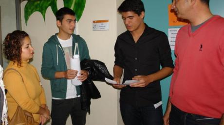 Kubilay und Batuhan (3. und 2. von rechts) führen die Gäste in englischer Sprache durch ihre Schule.  

