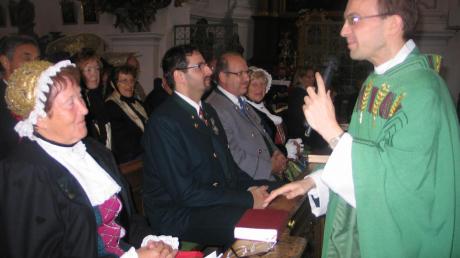 Pfarrer Thomas Demel feierte die Messe mit den Trachten-Wallfahrern.  

