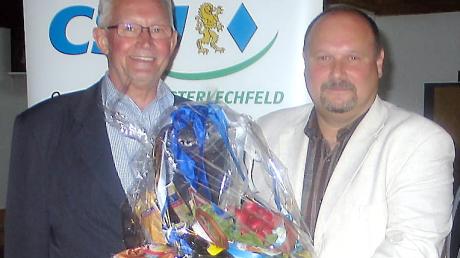 Ein Bild aus glücklichen Tagen: Als Siegfried Holzer (rechts) zum Bürgermeisterkandidaten ernannt wurde, sprach noch nichts dafür, dass Raimund Hach (links) wenige Wochen später seinen Rücktritt erklären soll.