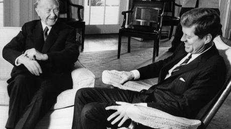 Ein Jahr vor dem Attentat von Dallas: Bundeskanzler Konrad Adenauer (links) und der amerikanische Präsident John F. Kennedy sitzen bei Gesprächen im Weißen Haus in Washington D.C. 