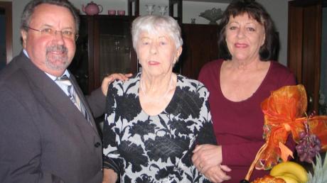 Walburga Ruess (Mitte) feierte kürzlich ihren 90. Geburtstag. Bürgermeister Georg Klaußner und Tochter Margit gratulierten. 
