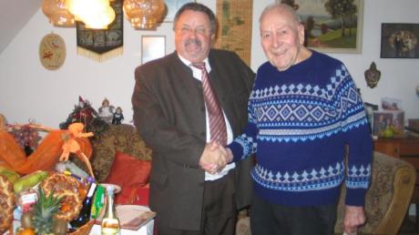 Johann Jund (rechts) feierte jetzt den 95. Geburtstag. Bürgermeister Georg Klaußner gratulierte. 
