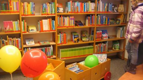 Bunt geht es in der Ecke für Kinder und Jugendliche in der Untermeitinger Bücherei zu. 
