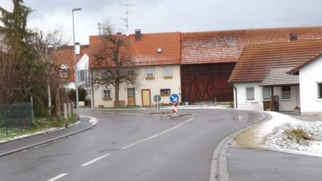 Über die Notwendigkeit einer Leitplanke am TSV-Heim in Walkertshofen wollen die Gemeinderäte nach Stellungnahme durch das Straßenbauamt und die Polizei beratschlagen. 
