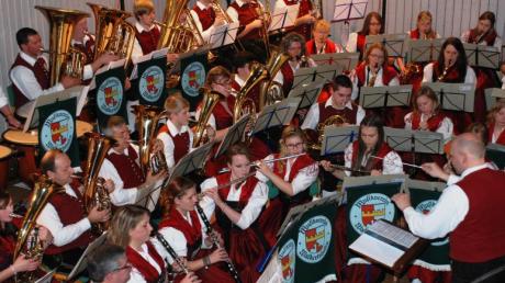 Das Jahreskonzert in der Turnhalle war zugleich das Finale des Jubiläumsjahres „50 Jahre Musikverein Walkertshofen“ (links). Vokale Bereicherung des instrumentalen Musikangebotes: der Kinderchor (rechts). 
