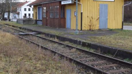 Um einen Geh- und Radweg zu errichten, hat die Gemeinde Langenneufnach das Bahnhofsgelände gekauft.