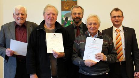 Vorsitzender Christian Weh (rechts) und Pfarrer Klaus Ammich (Präses, Mitte) ehrten die drei langjährigen Kolpingmitglieder: (von links) Walter Heckl (60 Jahre), Anton Heiß und Hermann Steber (jeweils 50 Jahre). 

