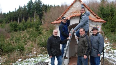 Haben der 14-Nothelfer-Kapelle noch rechtzeitig vor dem Winter ein neues Dach aufgesetzt: (von links) Helmut Högg, Fördervereins-Vorsitzender Karl Dölle, Dachdecker Franz Nägele, Hans Eggersdorfer und Hermann Mang. 
