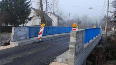 Der Neubau der Schmutterbrücke in Mickhausen ist abgeschlossen. Kurz vor den Feiertagen wurde das Bauwerk für den Verkehr freigegeben.  
