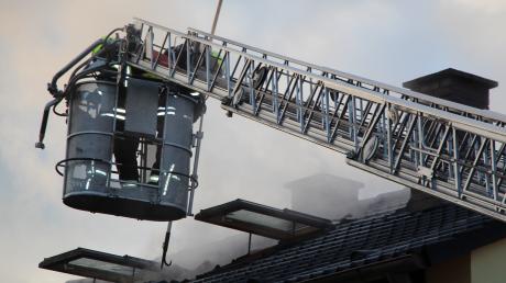 Ein Großaufgebot an Feuerwehr rückte am Montagmorgen in Bobingen gegen einen Schwelbrand im Dachstuhl eines Dreifamilienhauses vor. Bild: Pitt Schurian 