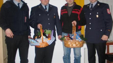 Ulrich Wanner (links), der neue Vorsitzende, und Kommandant Benjamin Baumgartner (rechts) haben den bisherigen Vorstand Karl Kaindl (Zweiter von links) und Kassier Helmut Schießl verabschiedet. 
