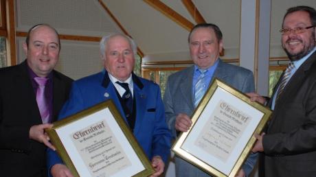 Für herausragende Verdienste im Ehrenamt verliehen Bürgermeister Hans Biechele (rechts) und sein Stellvertreter Norbert Demmel (links) Hermann Treutwein und Hans Sattelmair (von links) den Ehrenbrief der Gemeinde Mickhausen. 
