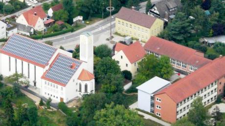 Neben Kirche (links), Pfarrhaus und Schule (rechts) rahmt der alte Schulbau (oben Mitte) den Dorfplatz von Straßberg ein. Ein Plan von 2008 sah vor, dort die Feuerwehr unterzubringen. Daraus wurde nichts.  
