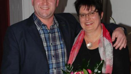 Karina Wiedemann stand bei der Theatergruppe Mickhausen zum zehnten Mal auf der Bühne. Vorsitzender Georg Reiter gratulierte ihr mit einem Blumenstrauß. 
