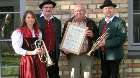Manfred Merk (Dritter von links) wurde von Margit Dempf, Adolf Hägele und Roland Dworschak (von links) zum Ehrenvorsitzenden des Musikvereins Walkertshofen ernannt.  
