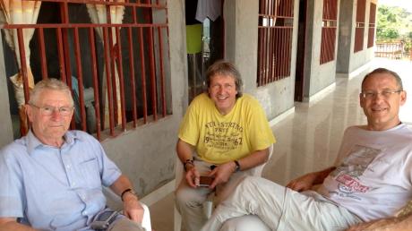 Mitglieder des Yenge-Zola-Vereins kontrollieren im Kongo auf eigene Kosten immer wieder den Einsatz der Spendengelder: Hier (von links) Dr. Josef Steininger, Richard Meier und Wolfgang Friedinger. 
