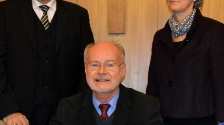 Professor Hans-Peter Kriegel trug sich im Beisein seiner Frau Debra und von Bürgermeister Bernd Müller ins Goldene Buch der Stadt Bobingen ein.  
